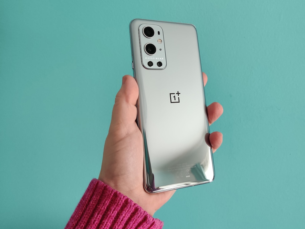 OnePlus 9 Pro in der Hand