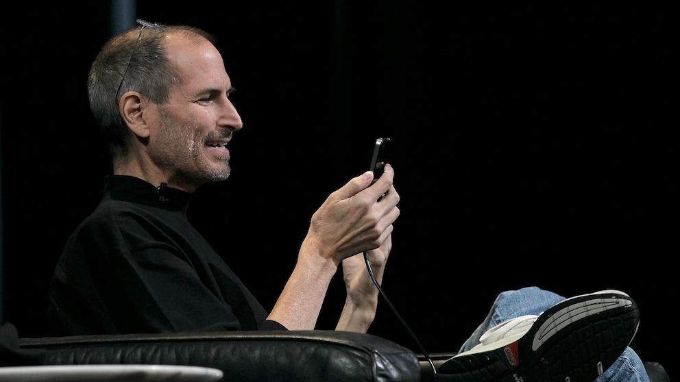 Steve Jobs mit iPhone
