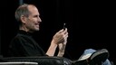 Steve Jobs mit iPhone