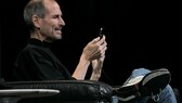 Steve Jobs mit iPhone