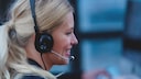 Frau bei der Hotline am Telefone