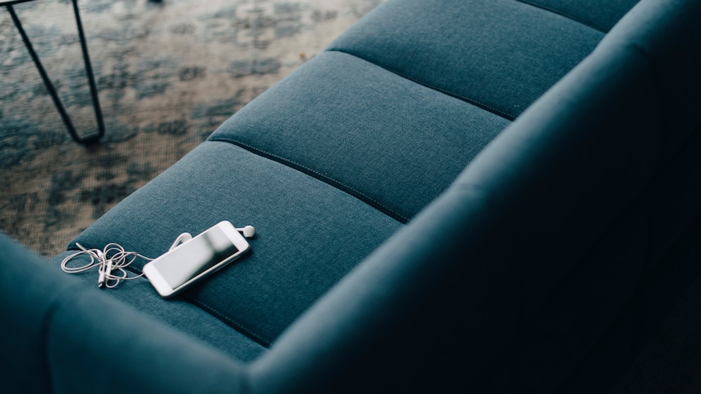 Smartphone auf dem Sofa