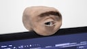 Die Eyecam kann das Gegenüber mit ihrem Webcam-Auge verfolgen