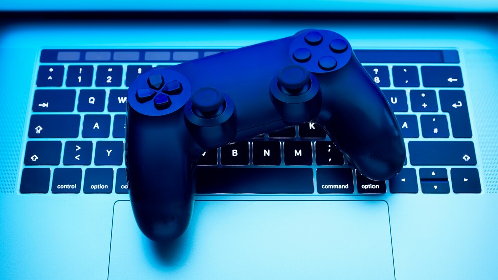 PlayStation Spiele PC: Controller liegt auf Computer-Tatstatur