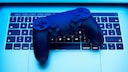 PlayStation Spiele PC: Controller liegt auf Computer-Tatstatur