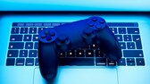 PlayStation Spiele PC: Controller liegt auf Computer-Tatstatur