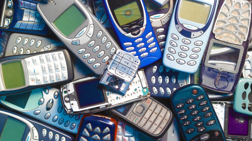 Altes Handy fürs Museum: Viele alte Mobiltelefone auf einem Haufen
