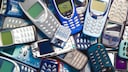 Altes Handy fürs Museum: Viele alte Mobiltelefone auf einem Haufen