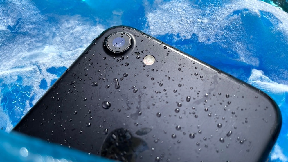 iPhone 7 mit Kühlpacks aus dem Gefrierfach