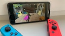 Controller mit Smartphone verbinden: Nintendo Switch Joy Cons rot blau liegen vor Smartphone