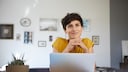 Frau glücklich am Laptop