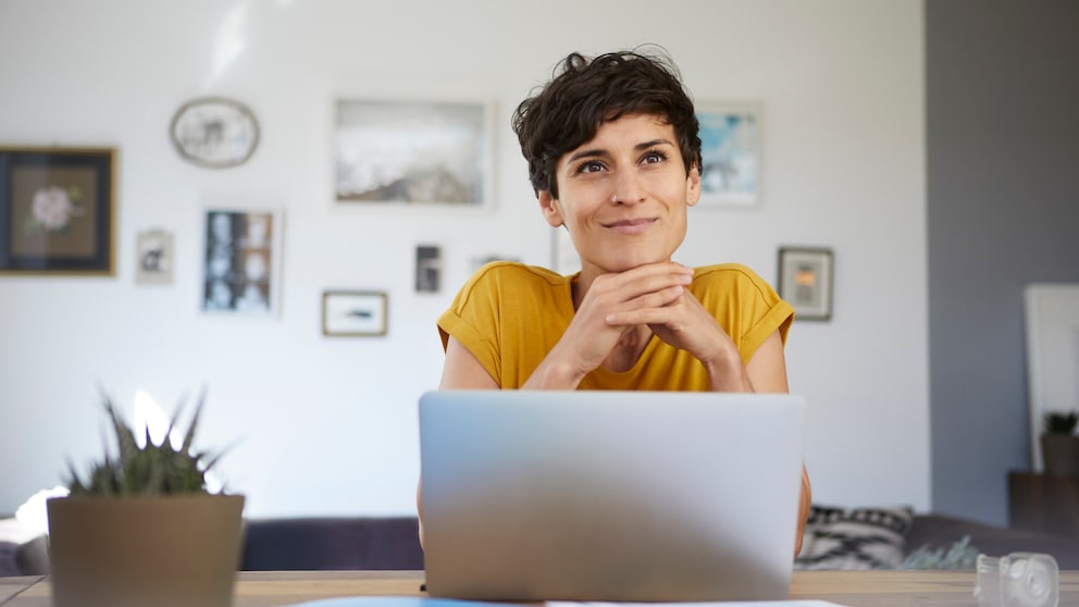 Frau glücklich am Laptop