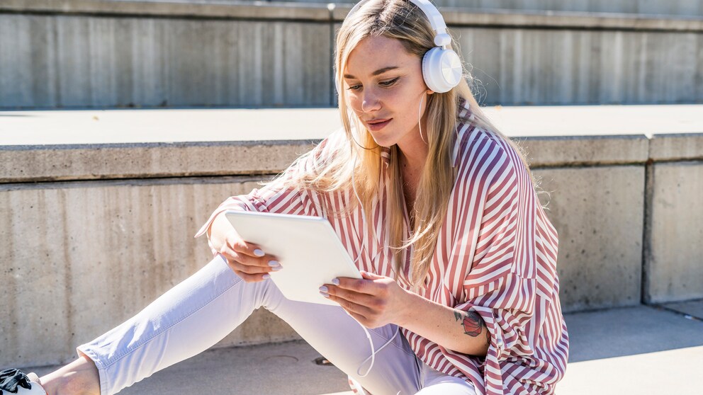 Frau im Freien mit Tablet
