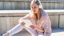 Frau im Freien mit Tablet