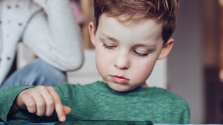 Kleiner Junge tippt auf Tablet
