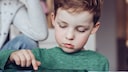 Kleiner Junge tippt auf Tablet