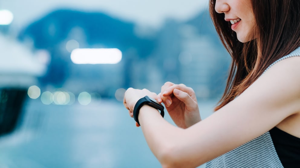 Frau mit Smartwatch