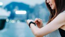 Frau mit Smartwatch