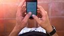 Mann chattet über WhatsApp