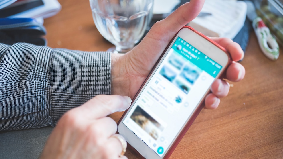 Frau chattet über WhatsApp am Smartphone