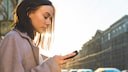 Frau mit Smartphone auf der Straße