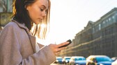 Frau mit Smartphone auf der Straße