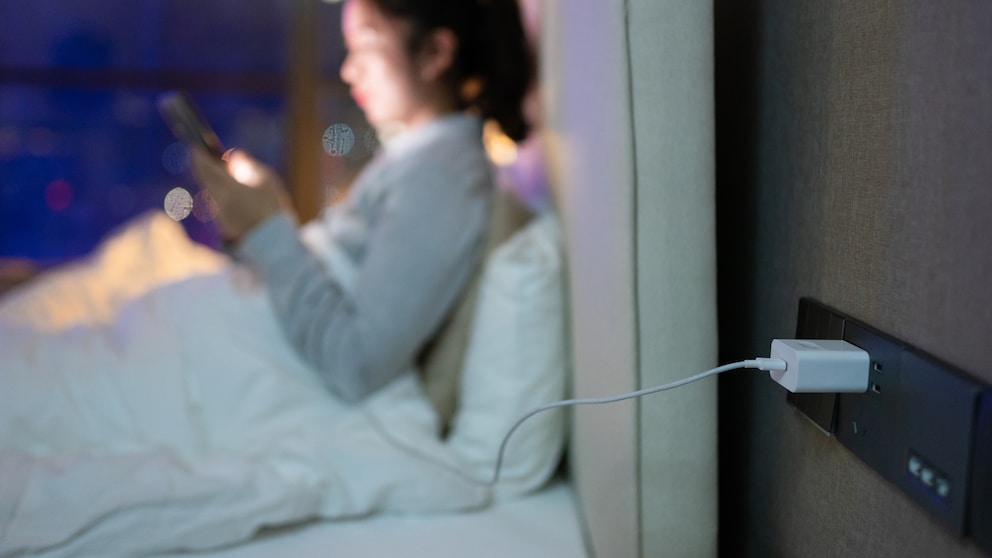 Vorsicht, wenn Sie nachts noch am Smartphone sind, während es lädt
