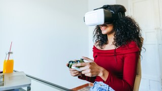 Frau mit VR-Brille