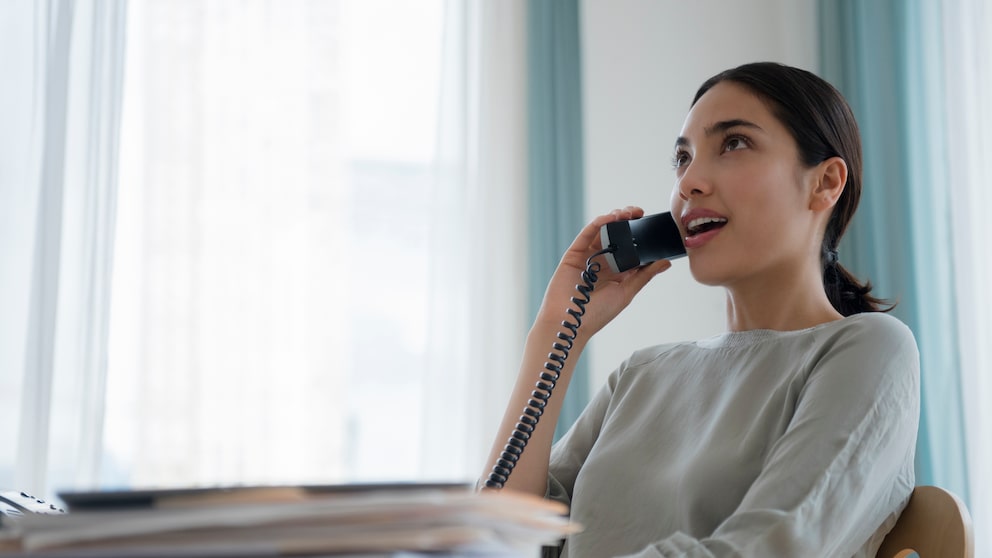 Frau am Telefon