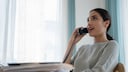 Frau am Telefon