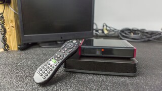 Set-Top-Box vor altem Röhrenfernseher