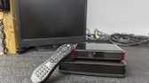 Set-Top-Box vor altem Röhrenfernseher