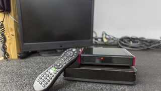 Set-Top-Box vor altem Röhrenfernseher