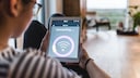 Frau verbindet ihr Tablet mit dem WLAN