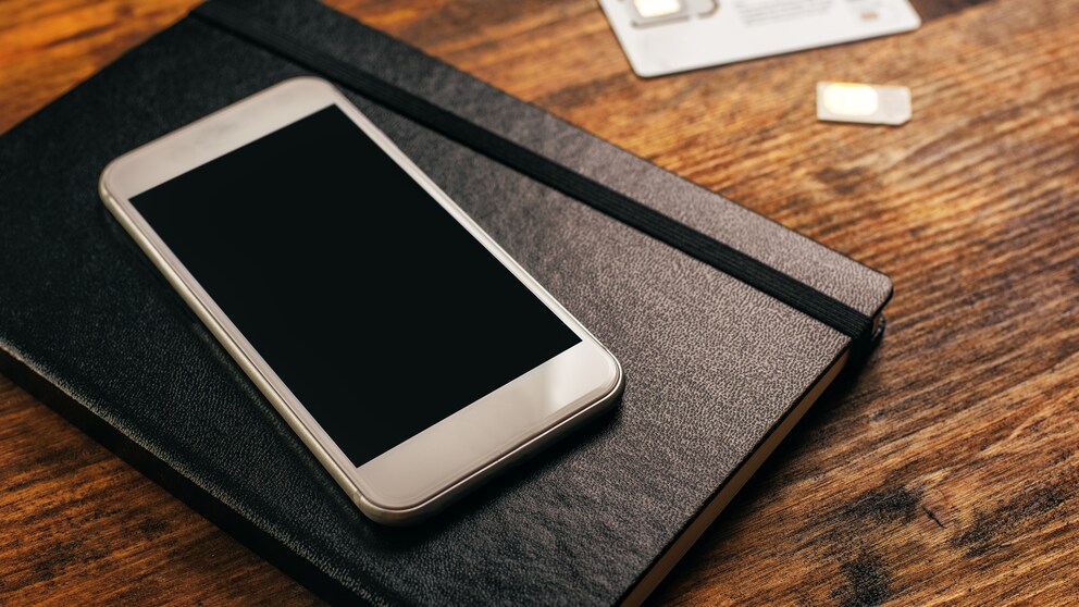 SIM-Karte neben Smartphone