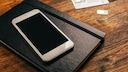 SIM-Karte neben Smartphone