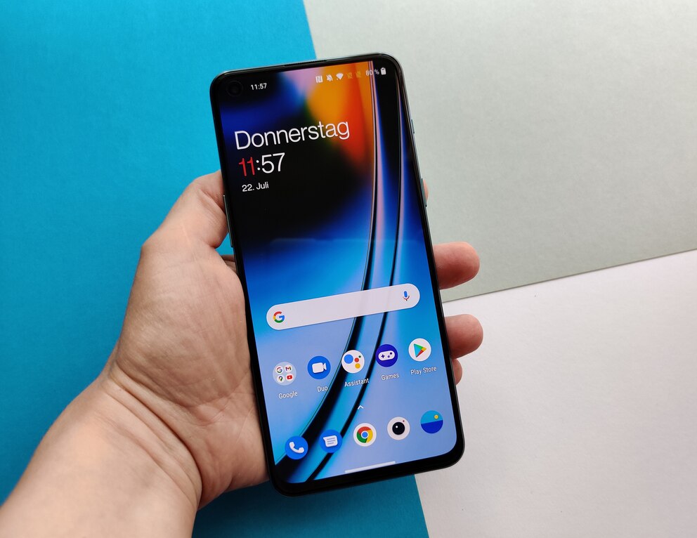 OnePlus Nord 2 in der Hand