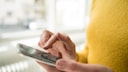 Frau mit Smartphone in der Hand