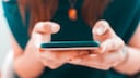 Frau chatten am Smartphone