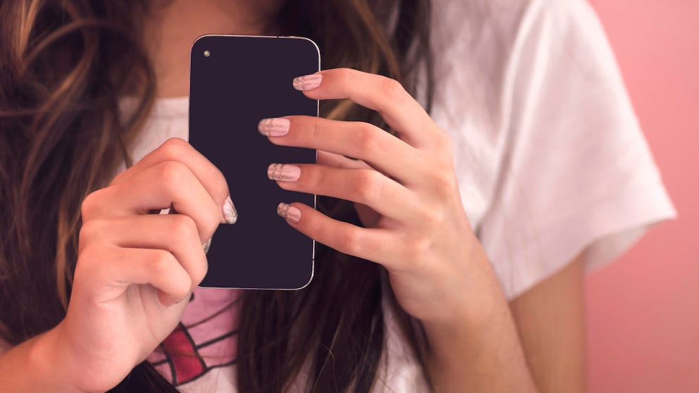 Junge Frau mit Smartphone