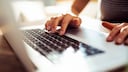 Frau arbeitet am Laptop