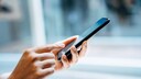 Frau mit Smartphone
