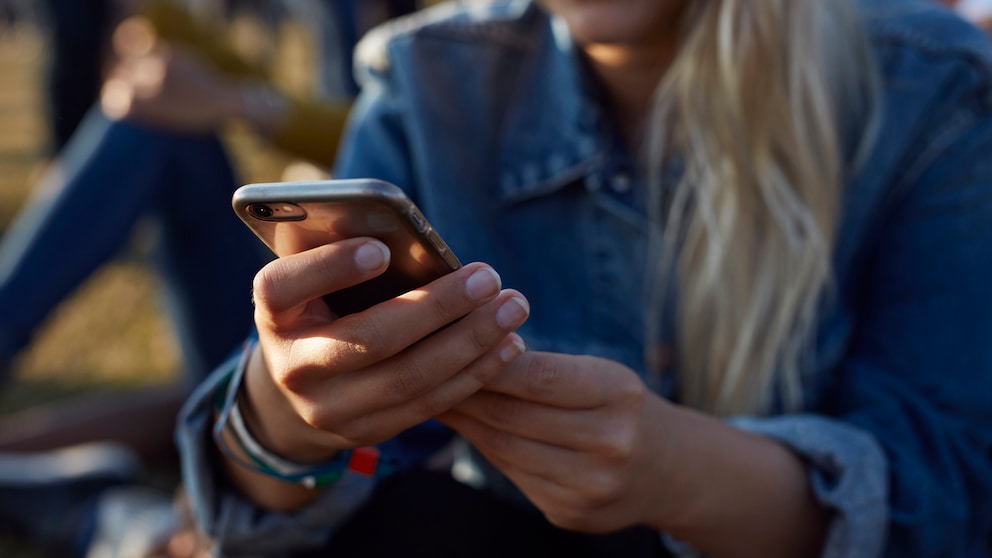 Frau surft mit dem Smartphone