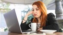 Frau genervt vor dem Laptop