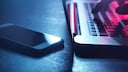 Hacker mit Laptop und Handy
