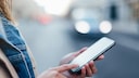 Frau tippt auf Smartphone