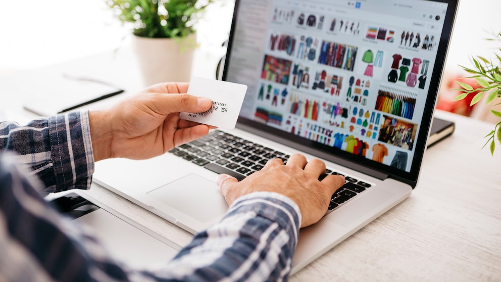 Mann beim Shoppen im Internet