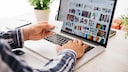 Mann beim Shoppen im Internet