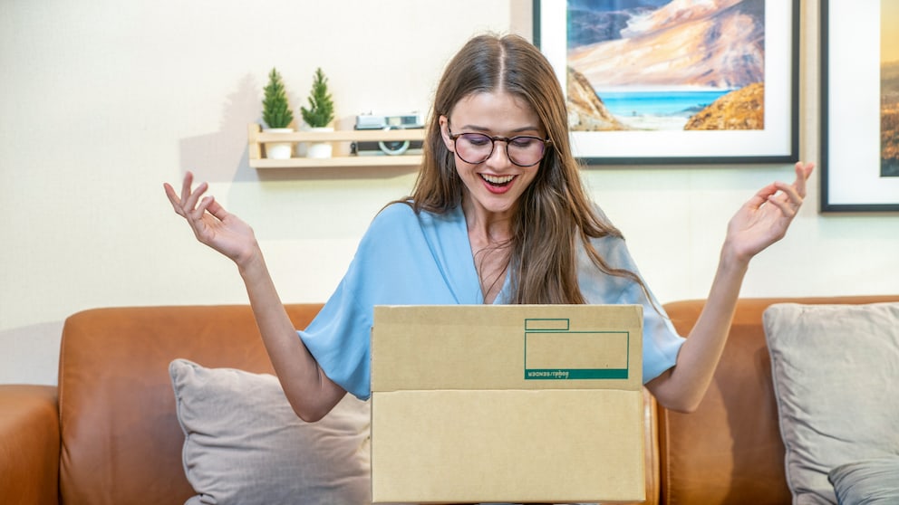 Frau freut sich über Paket