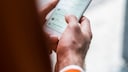 Mann chattet über WhatsApp